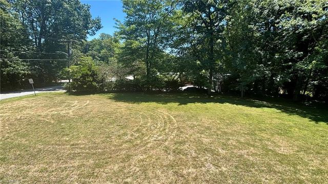 1061 N Peace Haven Road, Winston-salem, NC 27104