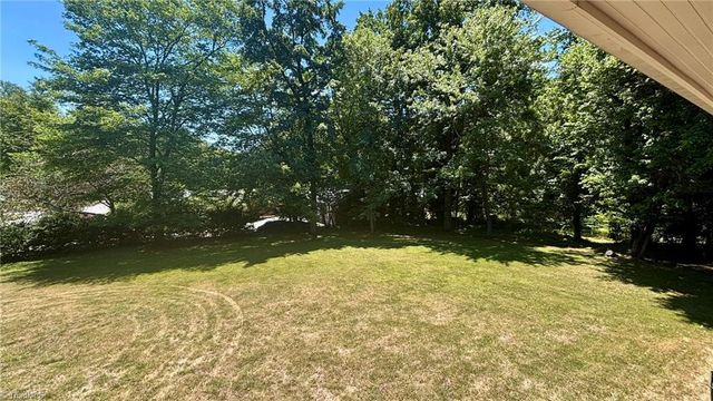1061 N Peace Haven Road, Winston-salem, NC 27104