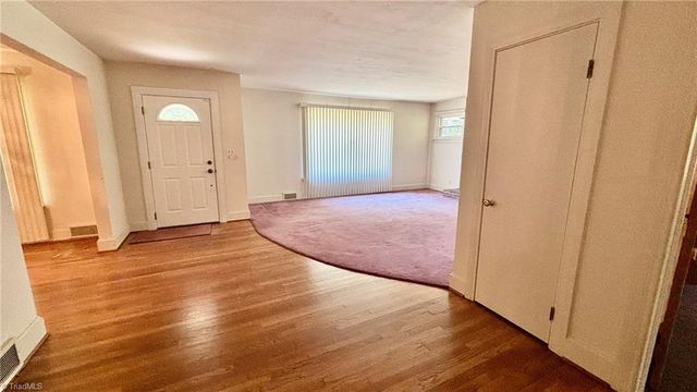 1061 N Peace Haven Road, Winston-salem, NC 27104