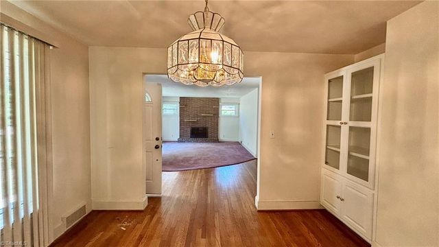 1061 N Peace Haven Road, Winston-salem, NC 27104