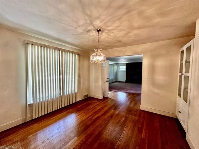 1061 N Peace Haven Road, Winston-salem, NC 27104