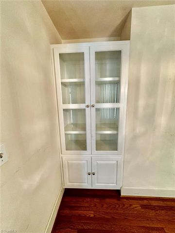 1061 N Peace Haven Road, Winston-salem, NC 27104
