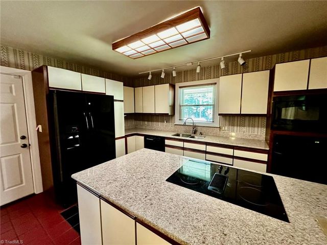1061 N Peace Haven Road, Winston-salem, NC 27104