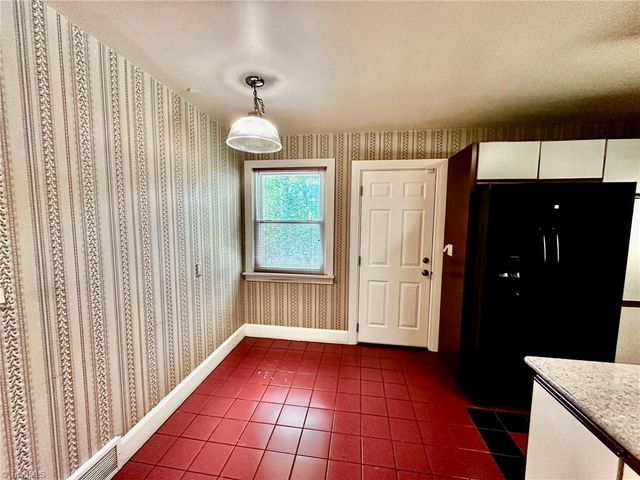 1061 N Peace Haven Road, Winston-salem, NC 27104