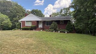 1061 N Peace Haven Road, Winston-salem, NC 27104