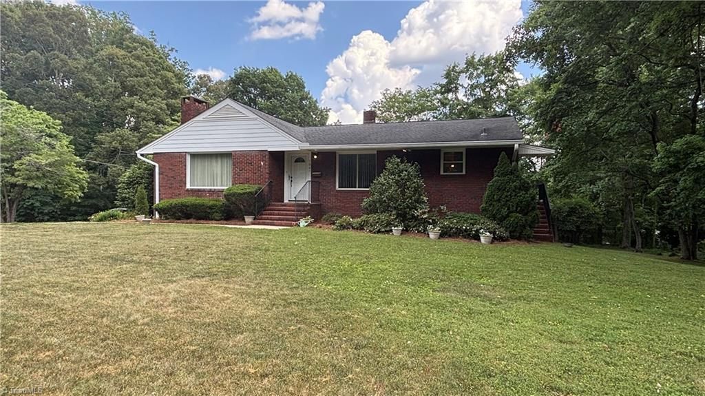 1061 N Peace Haven Road, Winston-salem, NC 27104
