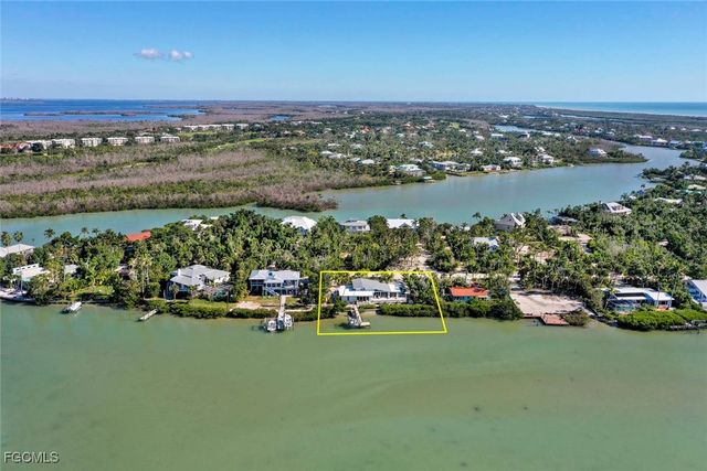 2667 Coconut DR, Sanibel, FL 33957