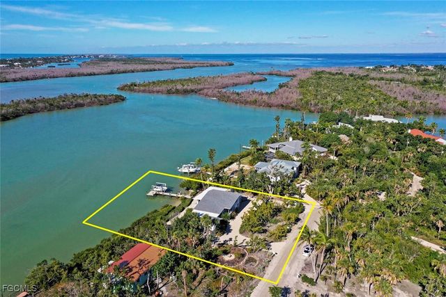 2667 Coconut DR, Sanibel, FL 33957