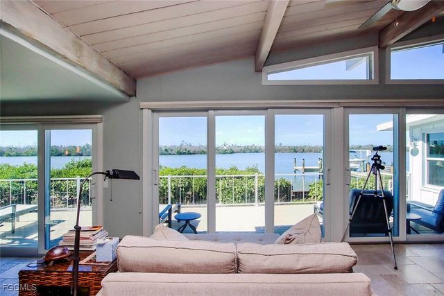 2667 Coconut DR, Sanibel, FL 33957