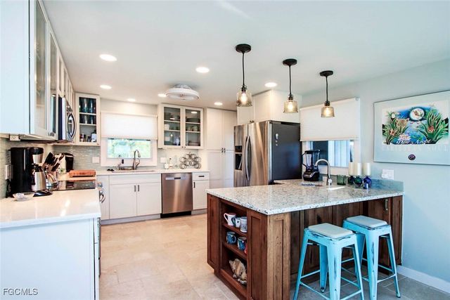 2667 Coconut DR, Sanibel, FL 33957