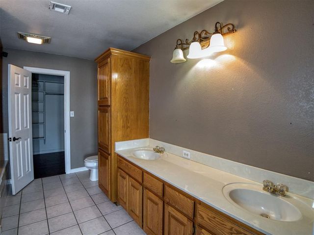 107 NW valleybrook, Lawton, OK 73505