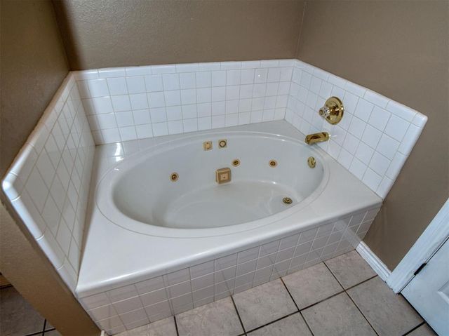 107 NW valleybrook, Lawton, OK 73505