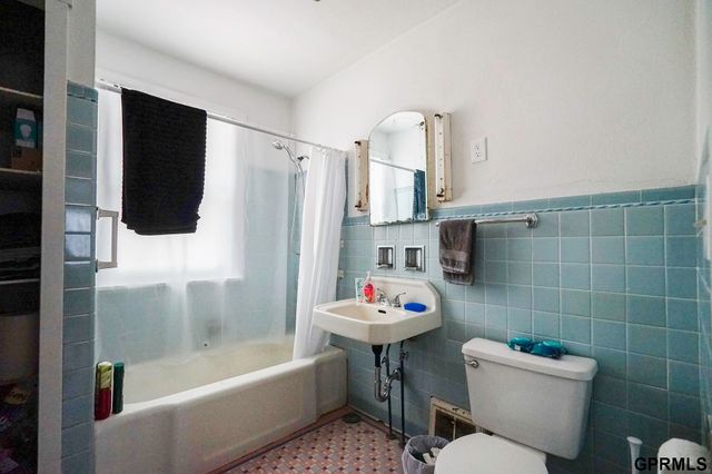 7717 N 39th Street, Omaha, NE 68112