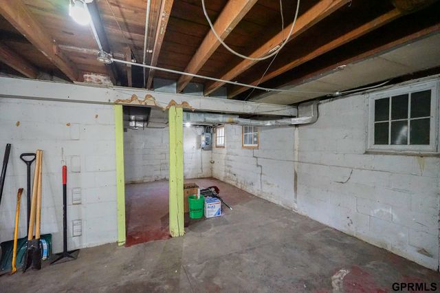 7717 N 39th Street, Omaha, NE 68112