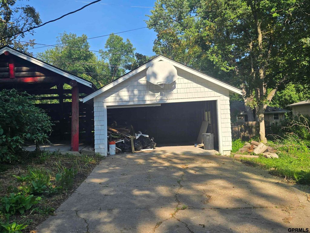 7717 N 39th Street, Omaha, NE 68112