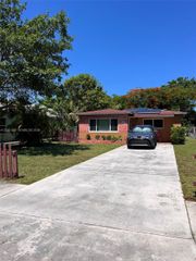 124 NW 6th Ave, Hallandale Beach, FL 33009