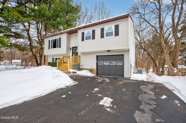 4 Royal Court, Stillwater, NY 12170