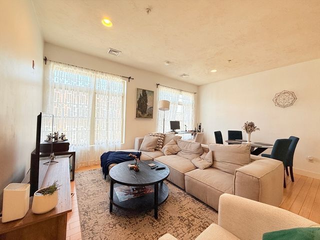 9 Gardner St 14, Boston, MA 02134