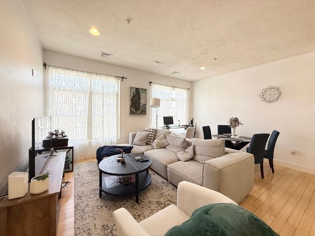 9 Gardner St 14, Boston, MA 02134