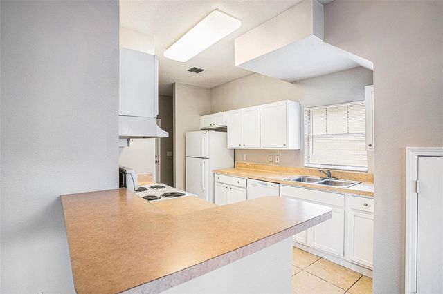 7708 N RIVERDALE AVENUE, Tampa, FL 33604