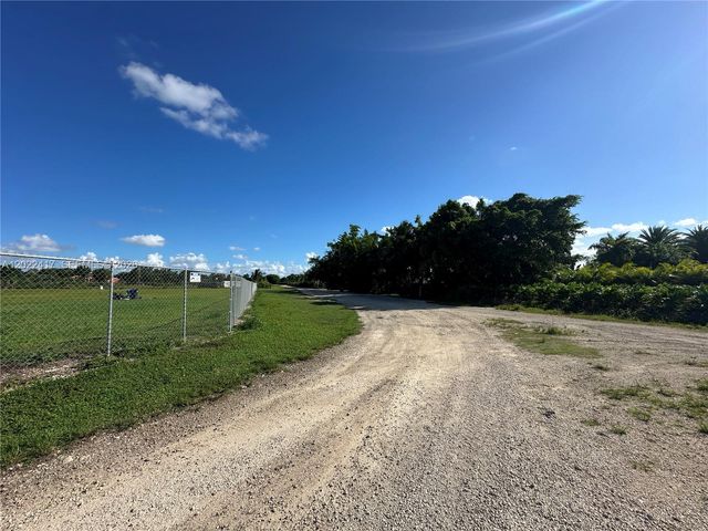 19690 SW 206th St, Miami, FL 33187
