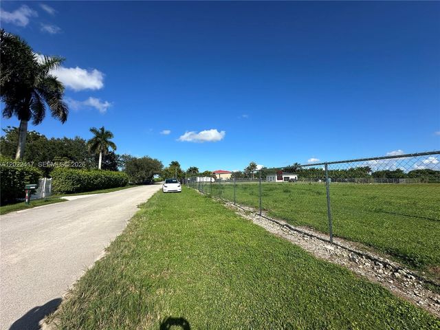 19690 SW 206th St, Miami, FL 33187