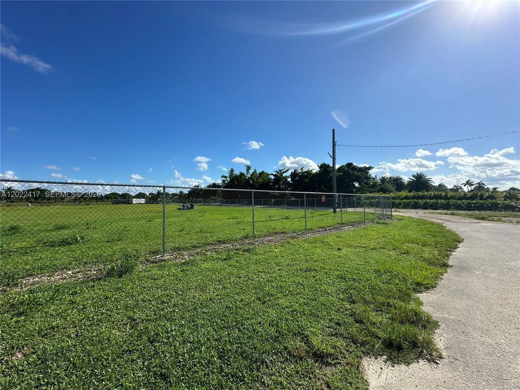 19690 SW 206th St, Miami, FL 33187