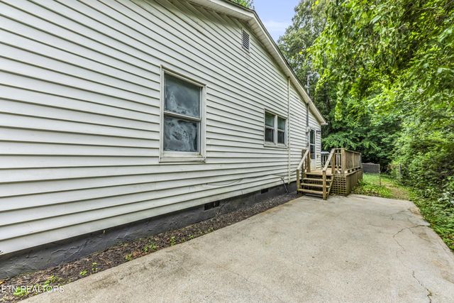 303 N Walnut St, Lenoir City, TN 37771