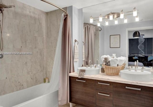 244 NE Biscayne Blvd 440, Miami, FL 33132