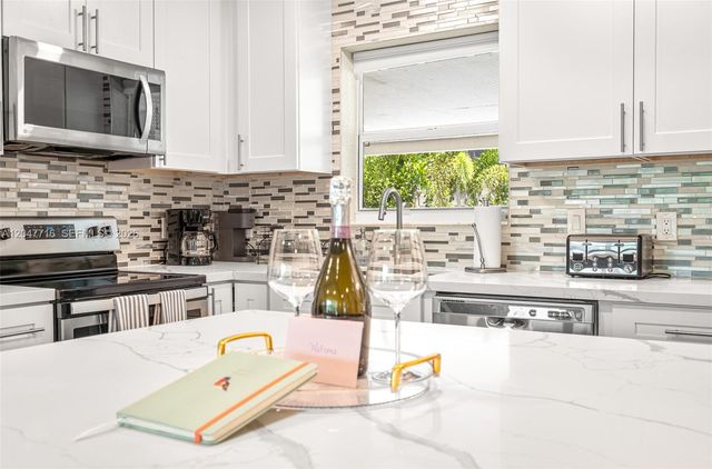 190 NE 21st St, Boca Raton, FL 33431