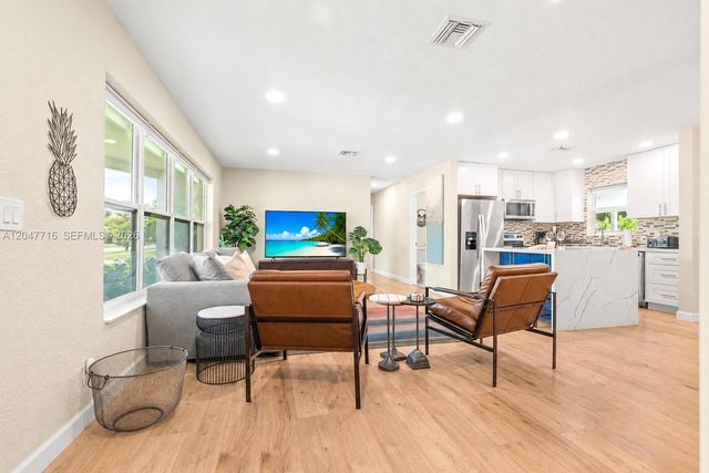 190 NE 21st St, Boca Raton, FL 33431