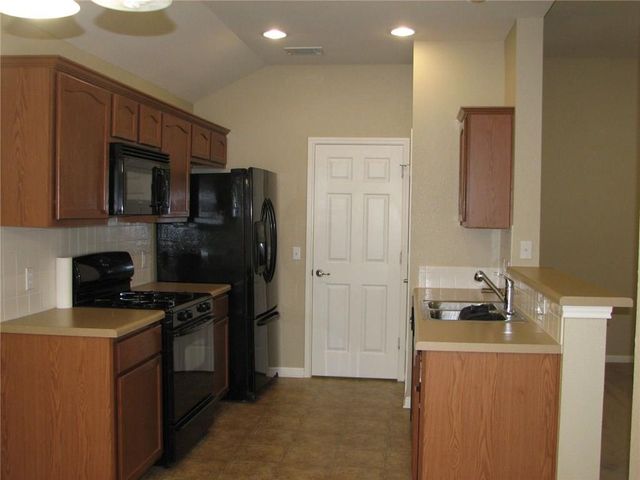 123 Bayliss ST, Hutto, TX 78634