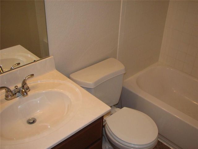 123 Bayliss ST, Hutto, TX 78634