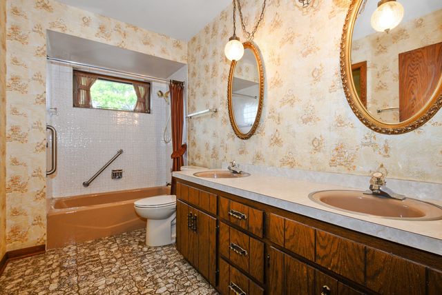 8540 Candlelight Drive E, Willow Springs, IL 60480