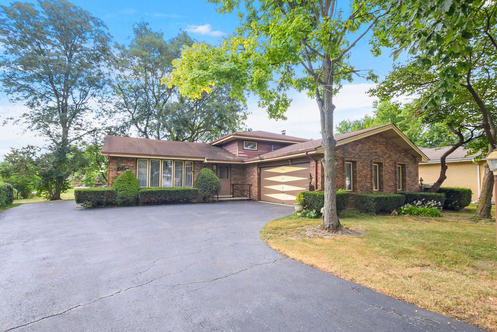 8540 Candlelight Drive E, Willow Springs, IL 60480
