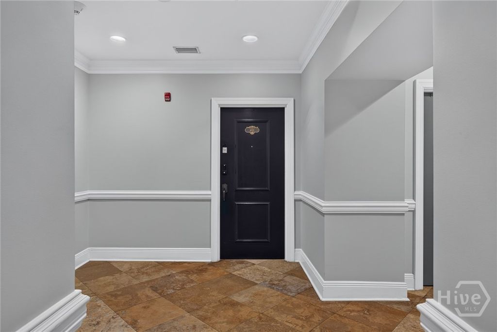 Image 11 of property listing at 5 Whitaker Street 401, Savannah, GA 31401