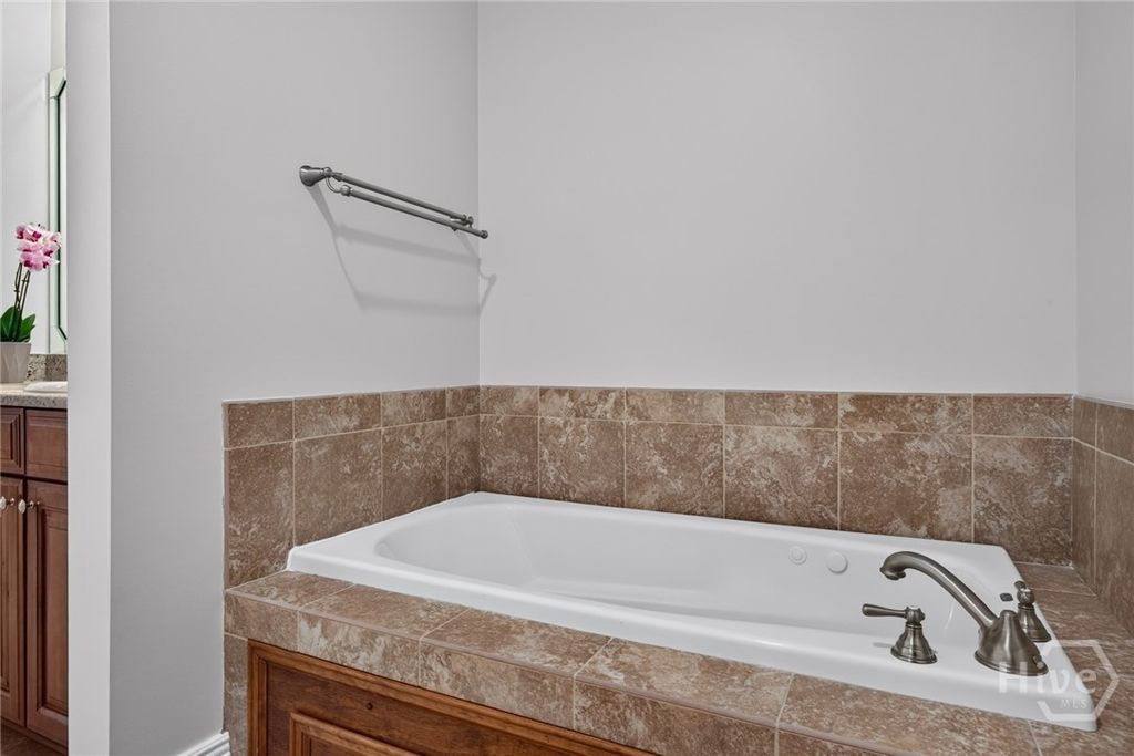 Image 33 of property listing at 5 Whitaker Street 401, Savannah, GA 31401