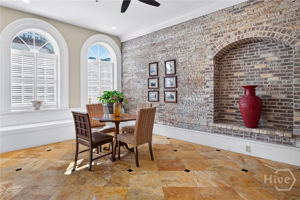 Image 5 of property listing at 5 Whitaker Street 401, Savannah, GA 31401