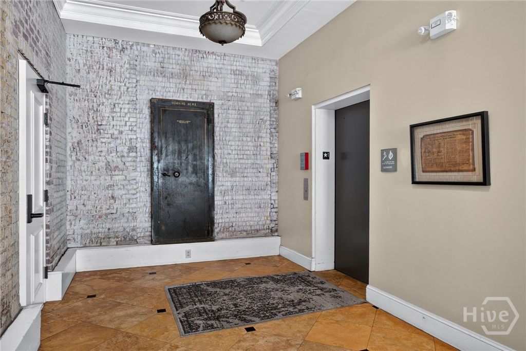 Image 9 of property listing at 5 Whitaker Street 401, Savannah, GA 31401
