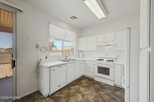 8040 W Morning Light Way, Tucson, AZ 85743