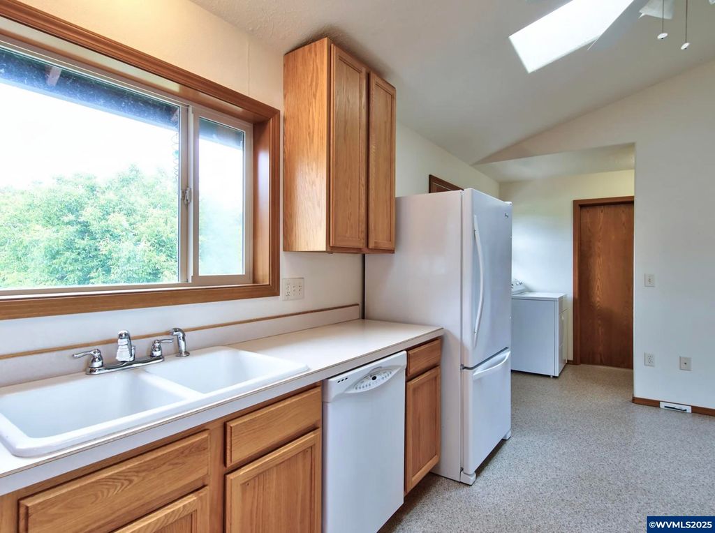 Image 10 of property listing at 243 SE Harney St, Sheridan, OR 97378