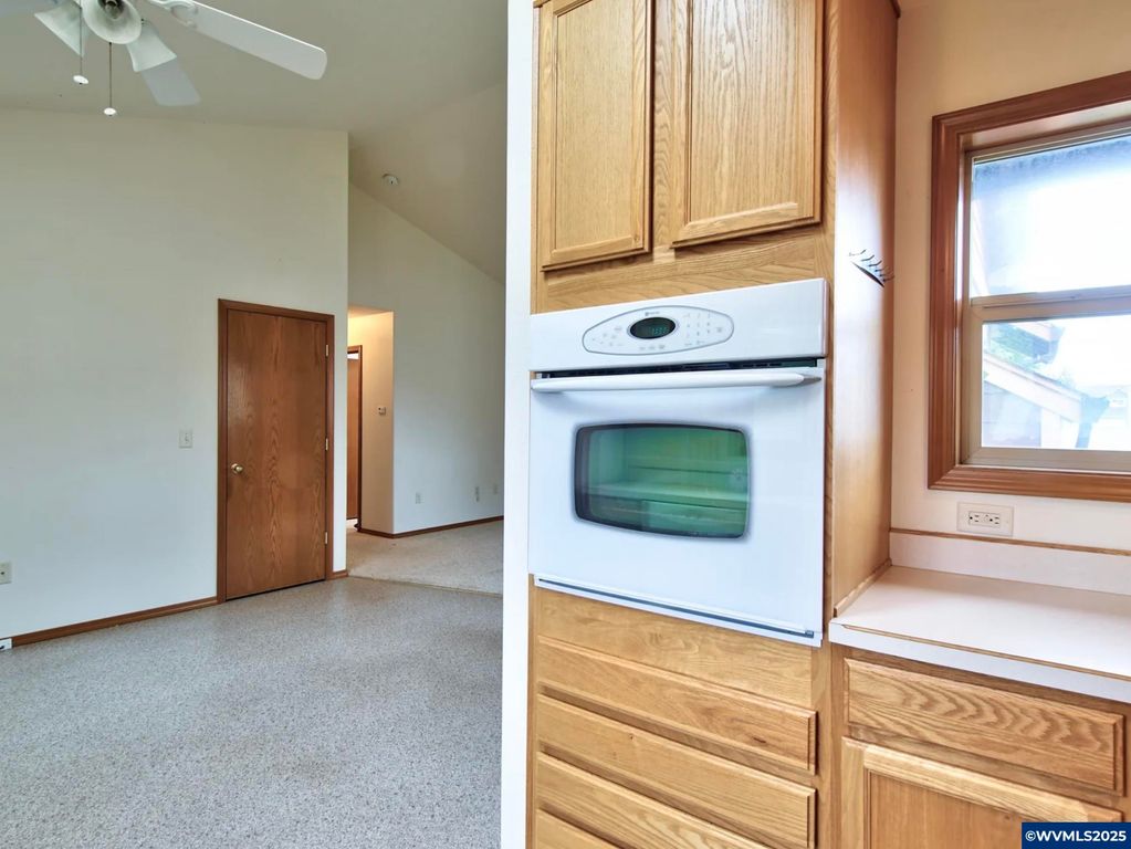 Image 11 of property listing at 243 SE Harney St, Sheridan, OR 97378