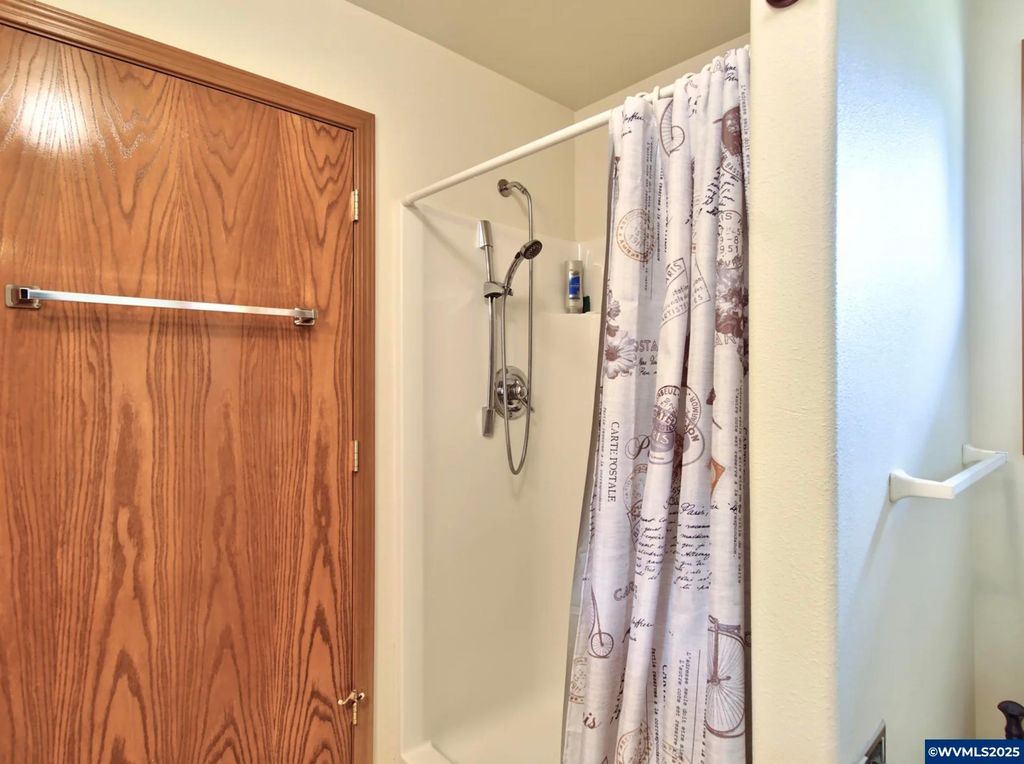 Image 14 of property listing at 243 SE Harney St, Sheridan, OR 97378