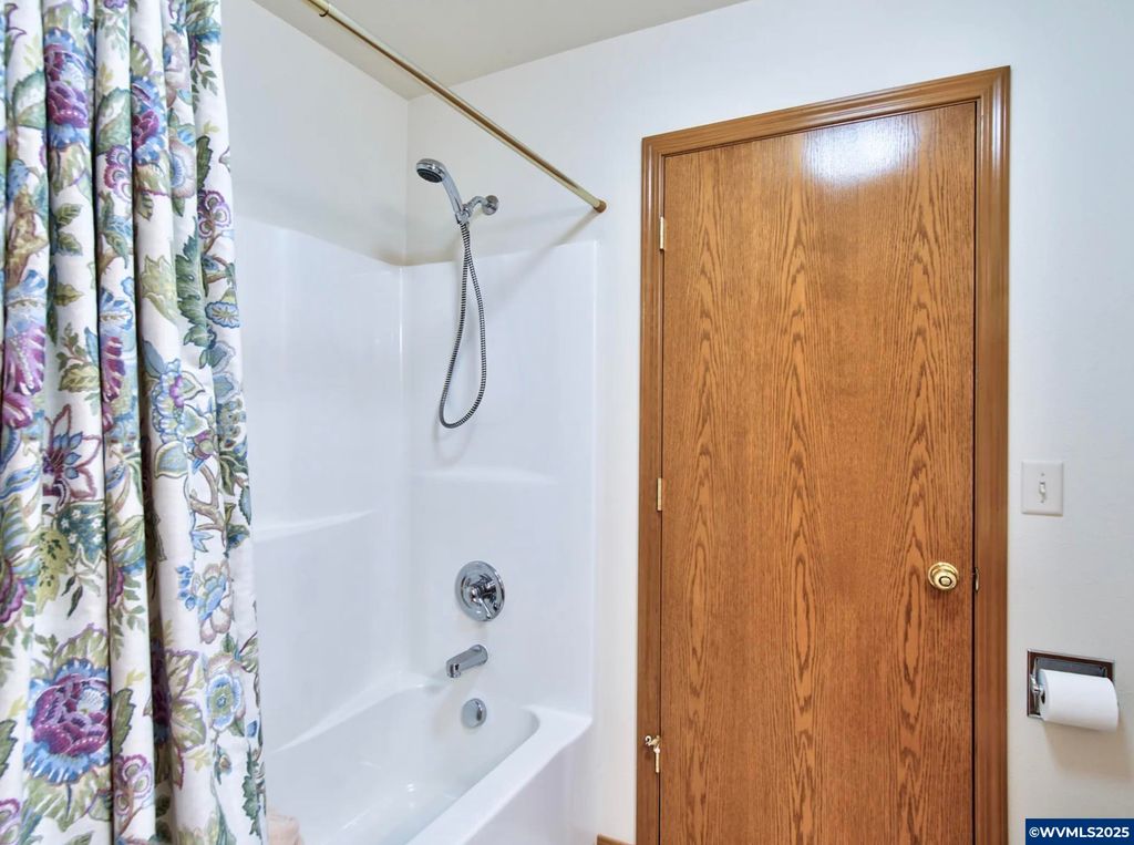 Image 15 of property listing at 243 SE Harney St, Sheridan, OR 97378