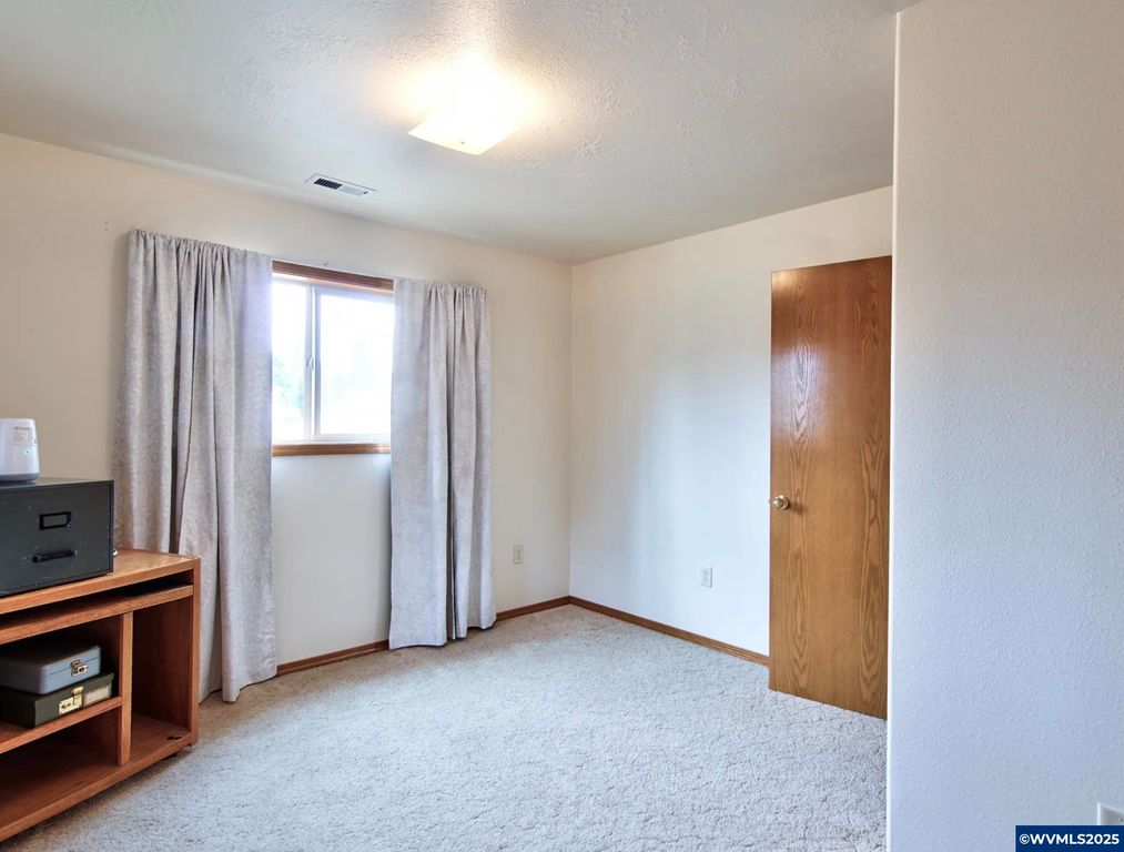 Image 16 of property listing at 243 SE Harney St, Sheridan, OR 97378