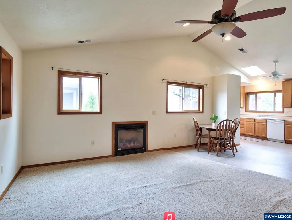 Image 4 of property listing at 243 SE Harney St, Sheridan, OR 97378