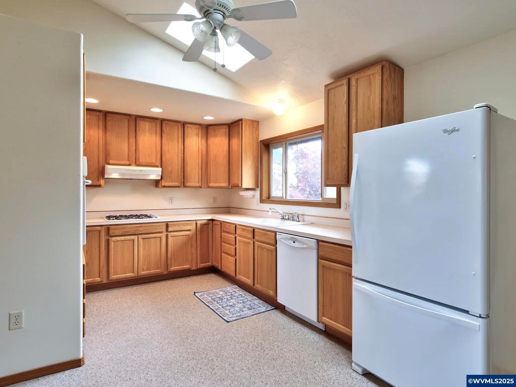 Image 6 of property listing at 243 SE Harney St, Sheridan, OR 97378