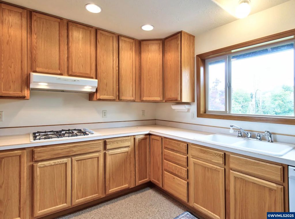 Image 8 of property listing at 243 SE Harney St, Sheridan, OR 97378