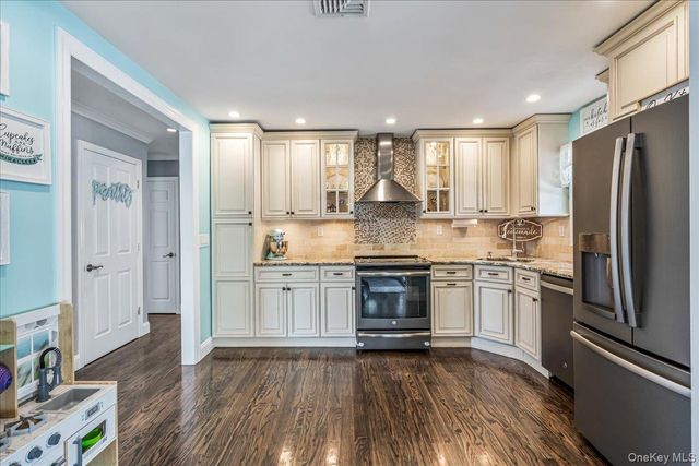 37 Priscilla Avenue, Holtsville, NY 11742