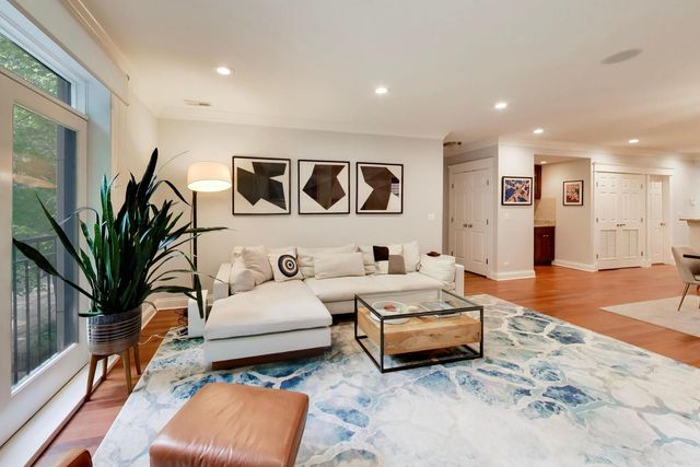 844 W Roscoe Street 2E, Chicago, IL 60657